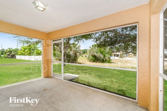 Building Photo - 2112 NE 14th Ave