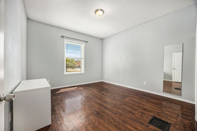 Building Photo - Spacious 5BR/2.5BA in Creston with Garage & Fenced Backyard