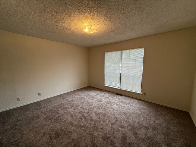 Building Photo - Three bedroom Duplex, Fenced Yard, Union School District