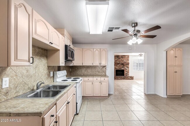 Building Photo - 8107 W College Dr