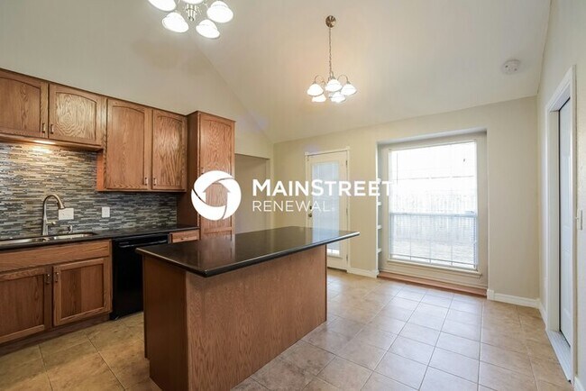 Building Photo - 4 Bedroom Pet-Friendly Home in MOORE, OK with Main Street Renewal