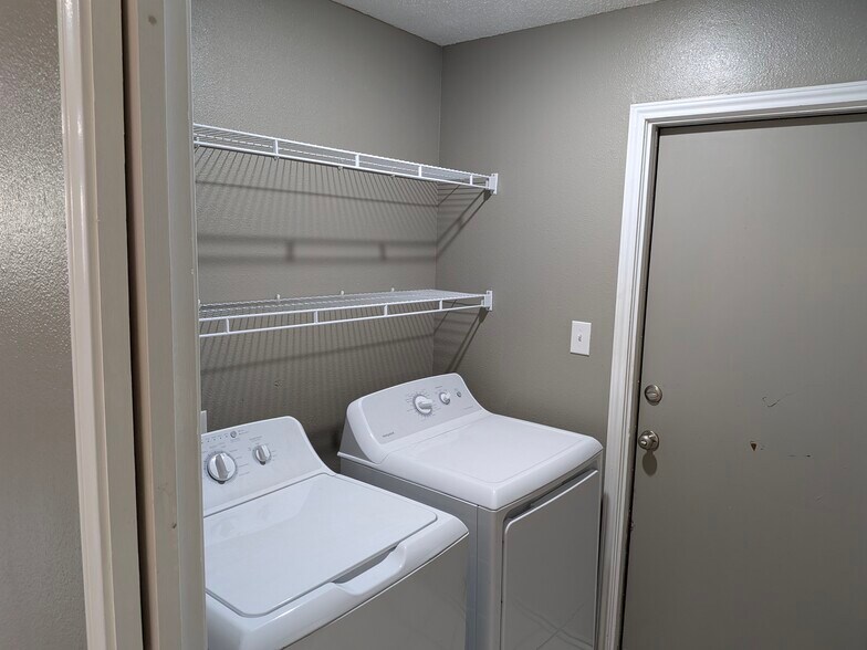 Building Photo - 1908 Janeway St