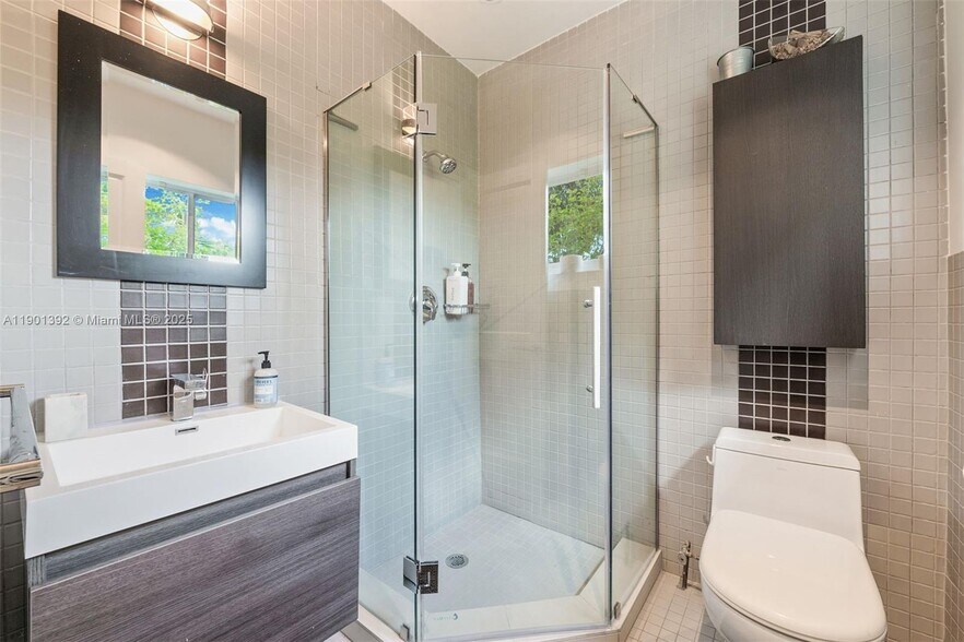 Building Photo - 5800 SW 50th Ter