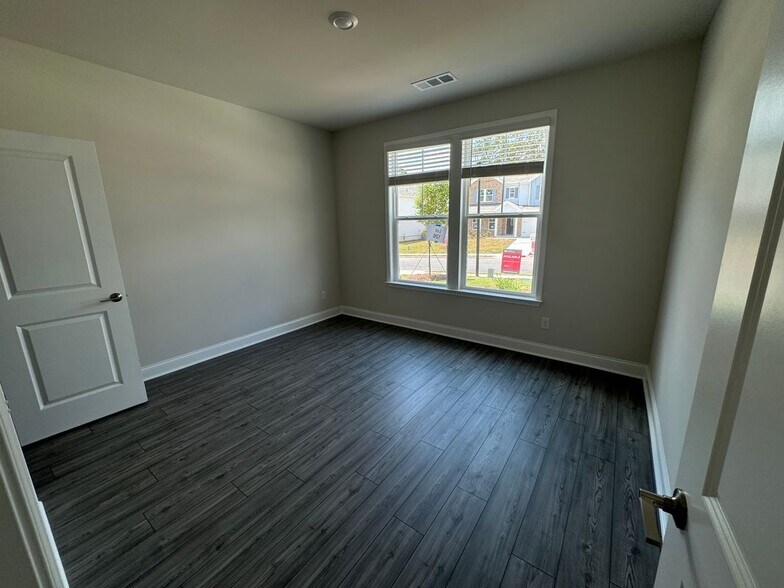 Building Photo - 850 Elderberry Ct