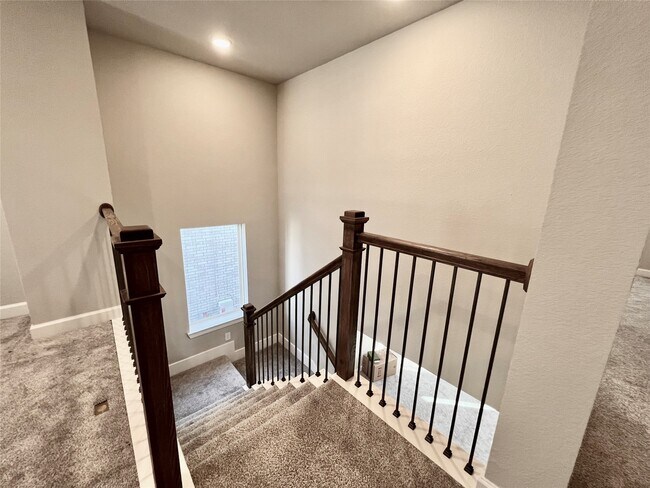 Building Photo - 547 Kingston Ln