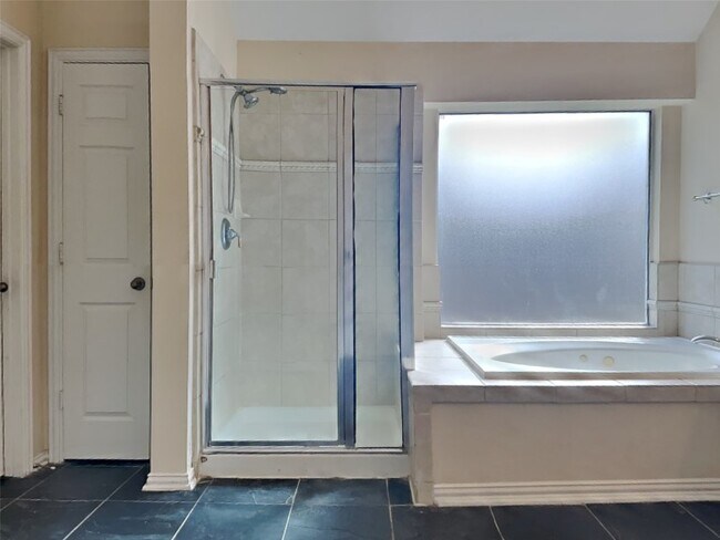 Building Photo - 3009 Fallbrook Ct