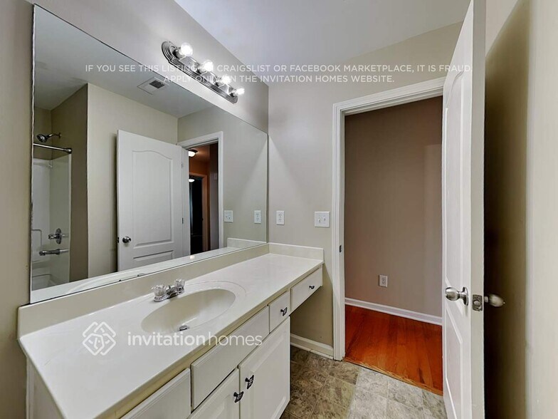 Building Photo - 1029 S Creek Dr