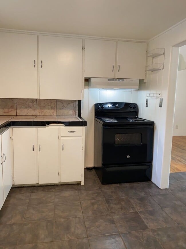 Building Photo - STUDENTS WELCOME! Cute 4-Bedroom / 1-Bath Home w/ Spacious Fenced Yard