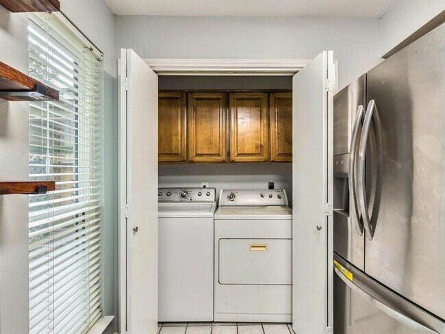 Building Photo - Charming 2 Bedroom, 1.5 Bathroom Home with...