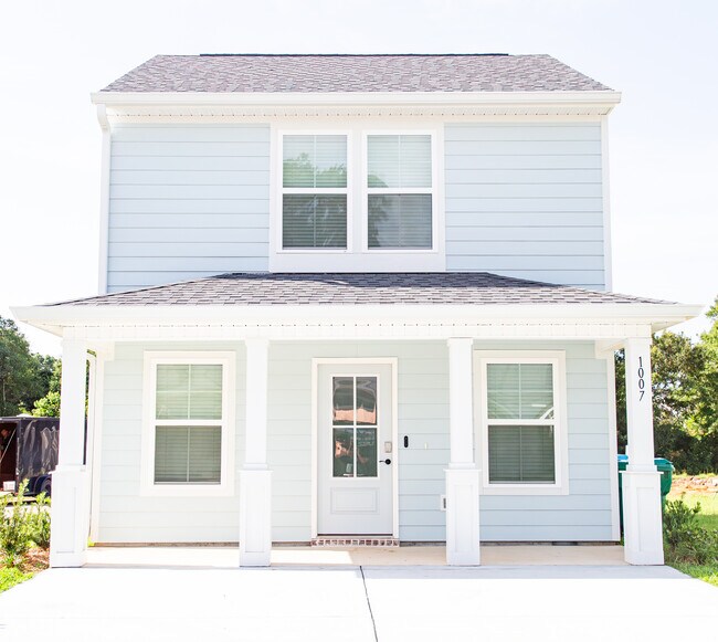 Building Photo - 1007 Middle Ln