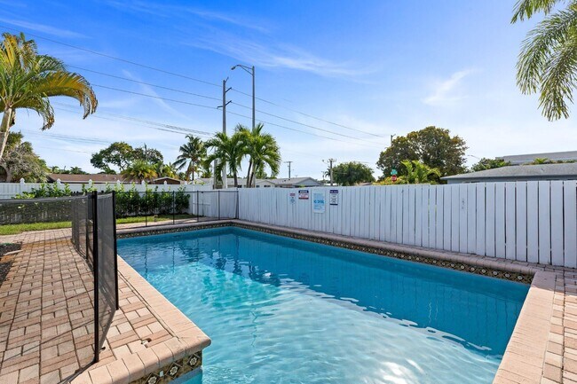 Building Photo - 1761 NE 55th St