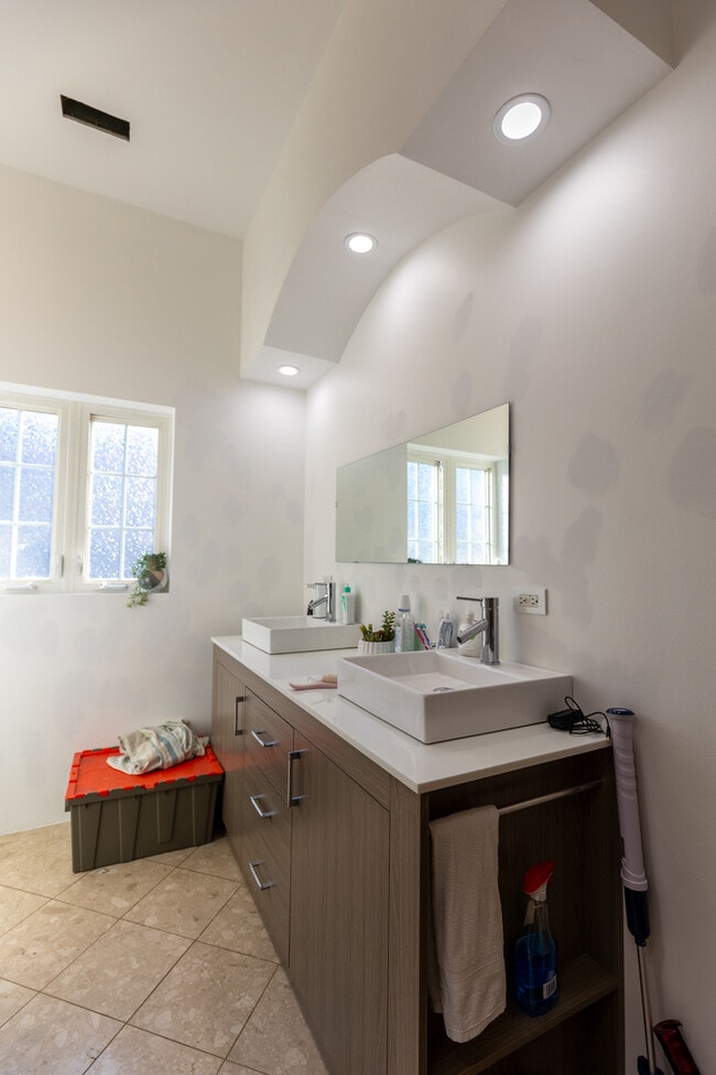 Building Photo - 4716 N Kilbourn Ave