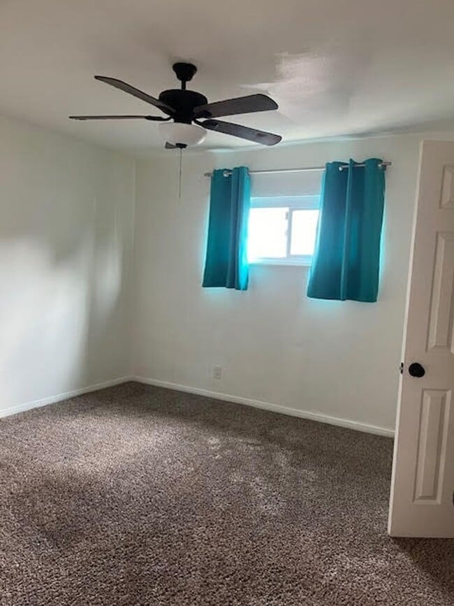 Building Photo - Pet Friendly 4 Bedroom Home