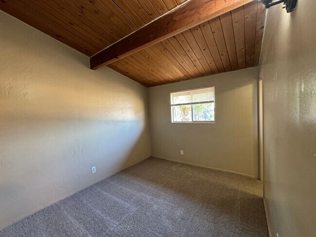 Building Photo - Spacious home near Bakersfield College & Bluffs!