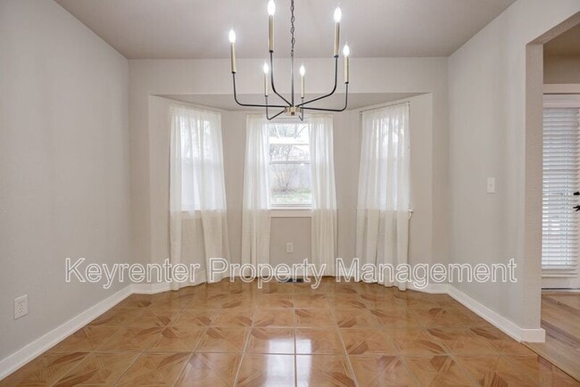 Building Photo - 314 N Lakeside Terrace