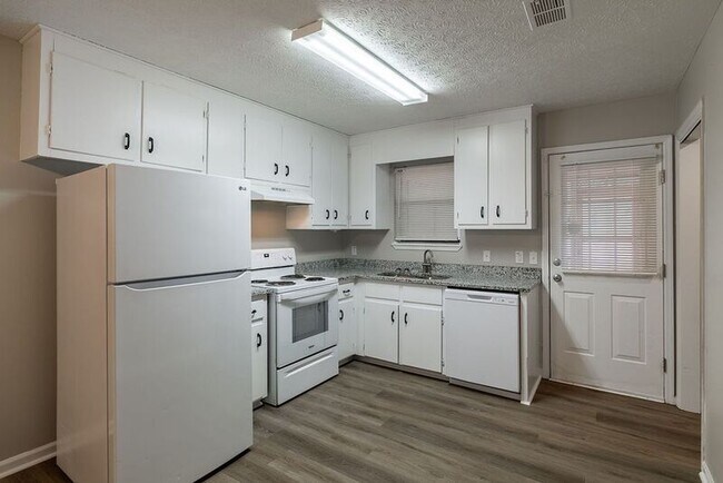 Building Photo - 110 Upland Ct