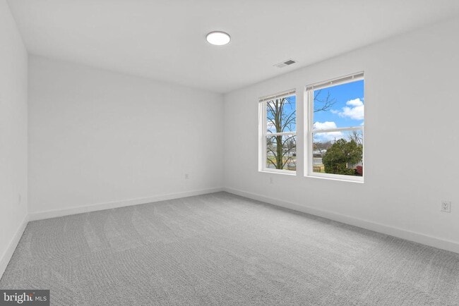 Building Photo - 12 Stonybrook Dr