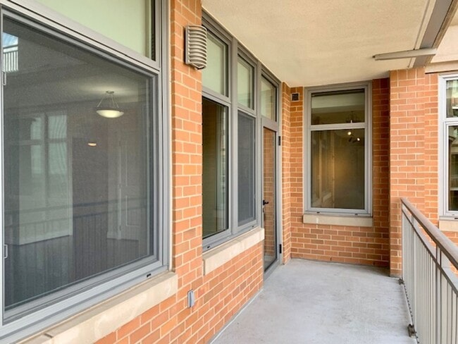 Building Photo - Beautiful 1 BR plus den 2 BA luxury condo ...