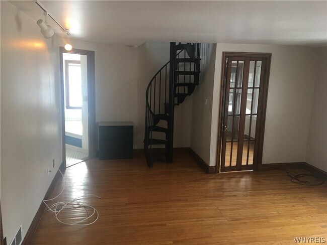 Building Photo - 419 Richmond Ave