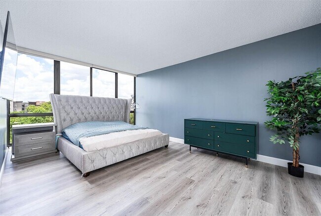 Building Photo - 5001 Woodway Dr