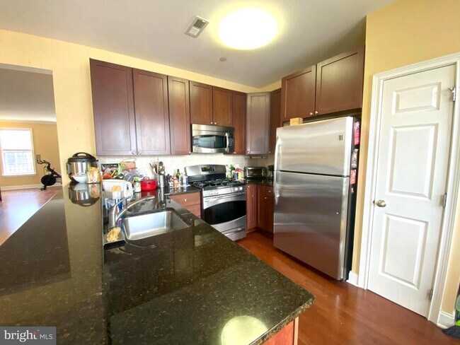 Building Photo - 303 Admirals Way