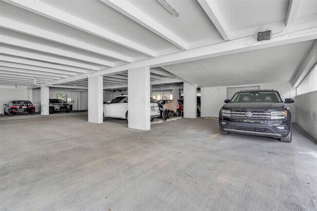 Building Photo - 6900 Bay Dr