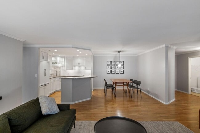 Building Photo - 2885 Knox Ave S