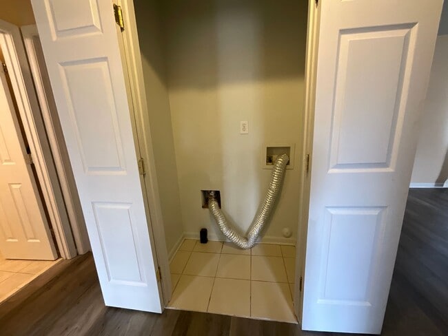 Building Photo - 3 Bedroom Home in Greensboro-Available Now to View! Updated Home