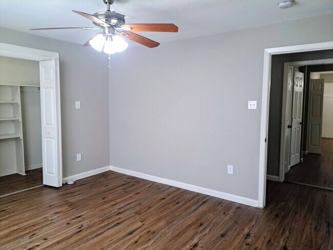 Building Photo - 4 bedroom, 2 bath home, Handicap accessible