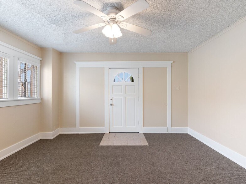 Building Photo - 1460 Gaviota Ave