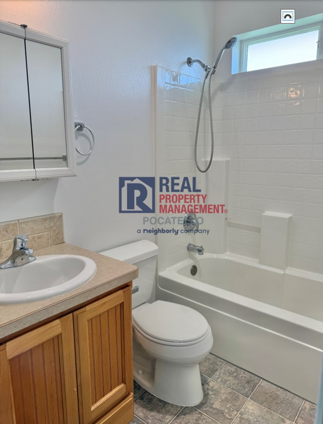 Building Photo - MOVE IN SPECIAL - 5 Bedroom 3.5 Bath Duple...