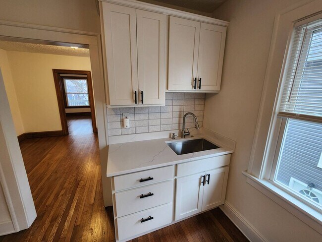 Building Photo - 2033 Robin St