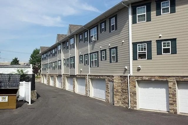 Building Photo - 150 Secatogue Ave