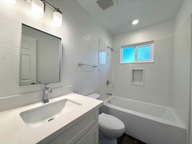 Building Photo - Fully Renovated 2 bed 1 bath !!