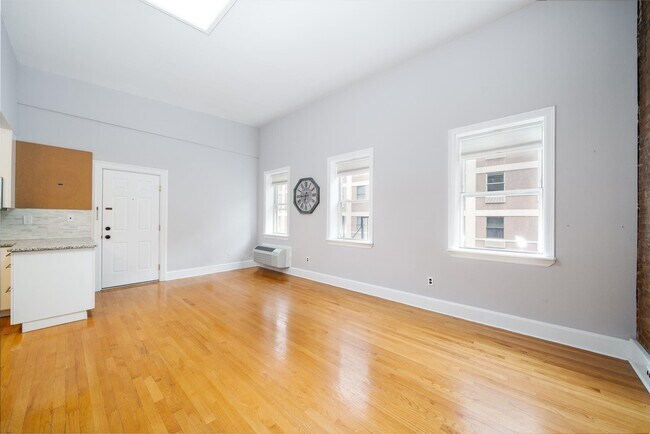 Building Photo - 309 1st St