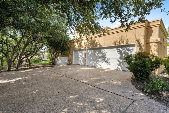 Building Photo - 16018 Fontaine Ave