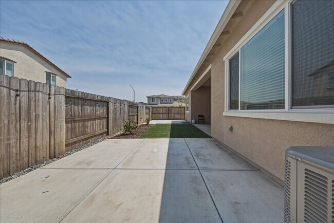 Building Photo - 12725 Parakeet Wy
