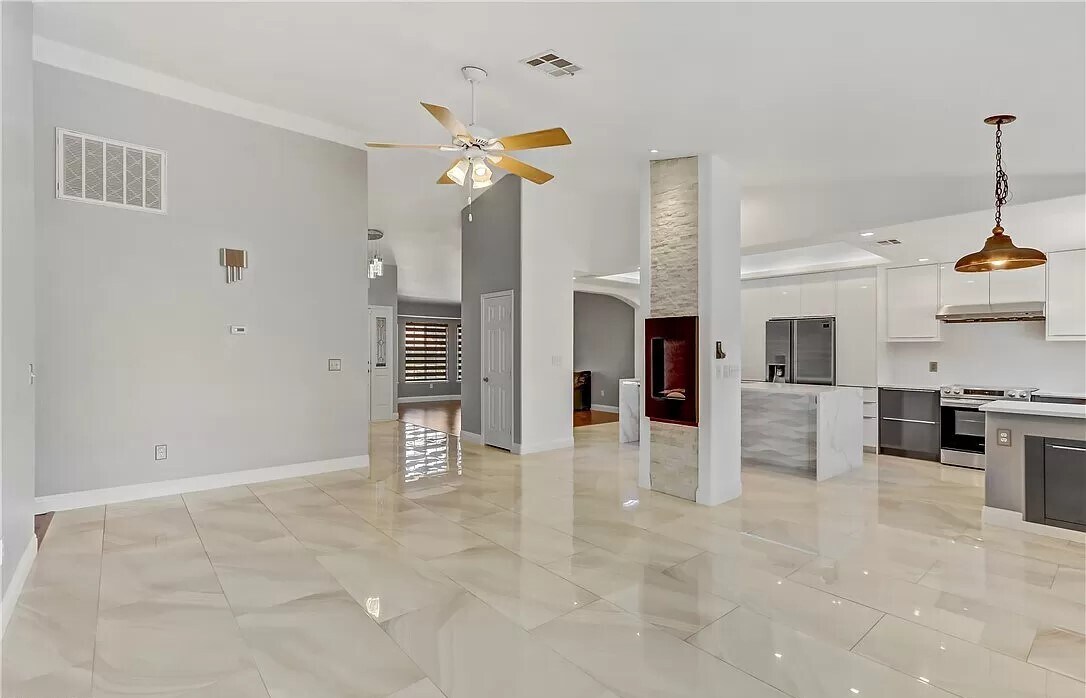 Building Photo - 8217 Gillette St