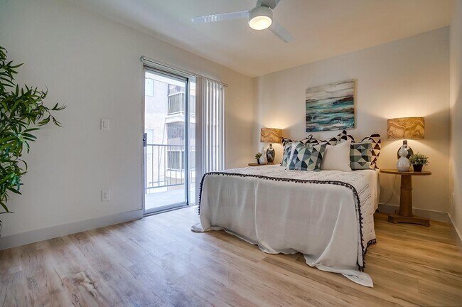 Building Photo - Spacious -2bd/1ba -$2,050.00 - LBC - Parki...