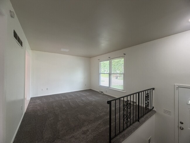 Building Photo - 1208 S Mayview Ave