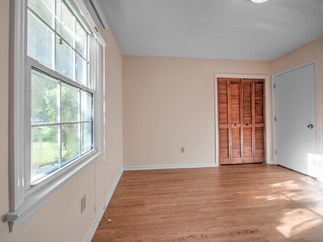 Building Photo - 114 Pine Crest Dr