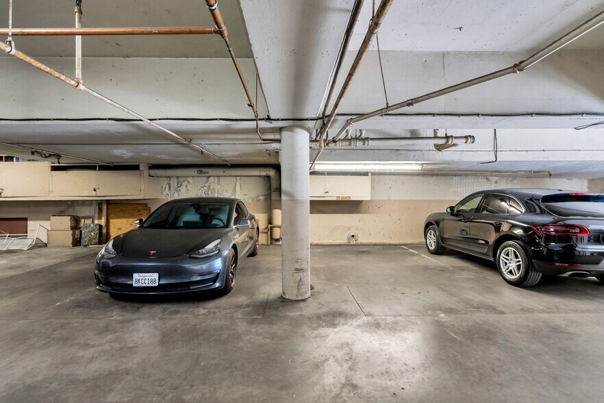 Building Photo - 7259 Hillside Ave