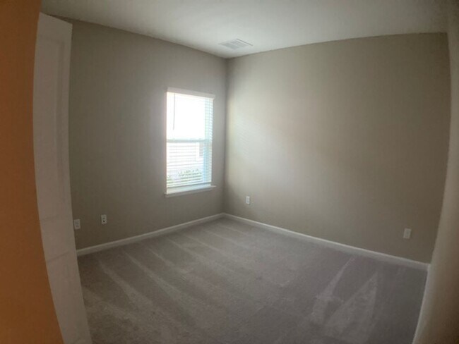 Building Photo - Stylish & Low-Maintenance Living in Oakleaf Community