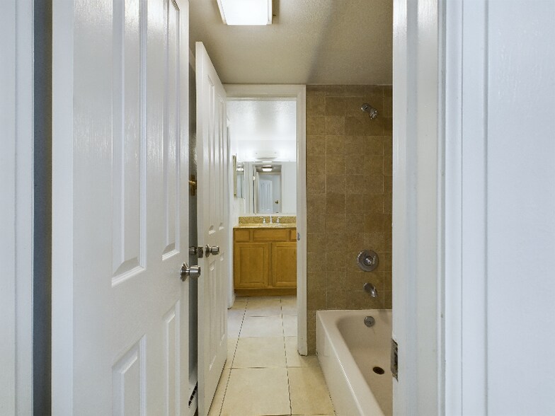 Building Photo - 14720 E Kentucky Dr