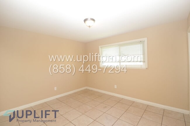 Building Photo - 5 Bedroom 2 Bath Home In Oceanside ** Move In Special $300 Off First Month's Rent**