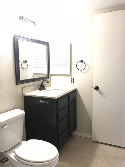 Guest bath - 3800 Hackberry Lane