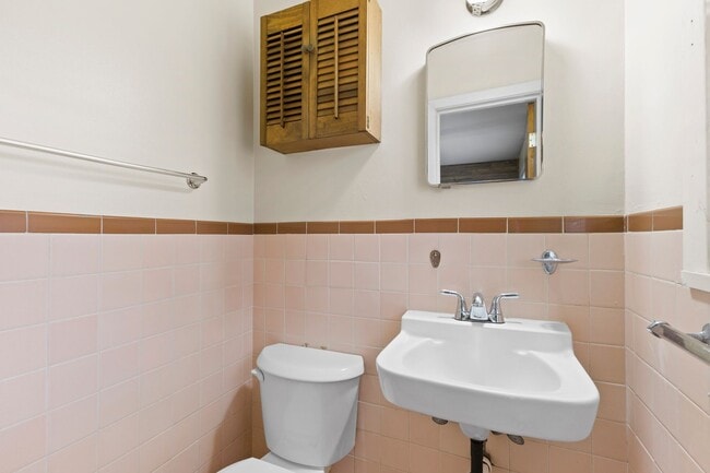 Building Photo - AVAILABLE NOW--- 3 Bed, 1.5 Bath in Eastgate