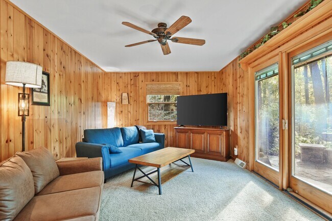 Building Photo - 1889 Paddock Pl