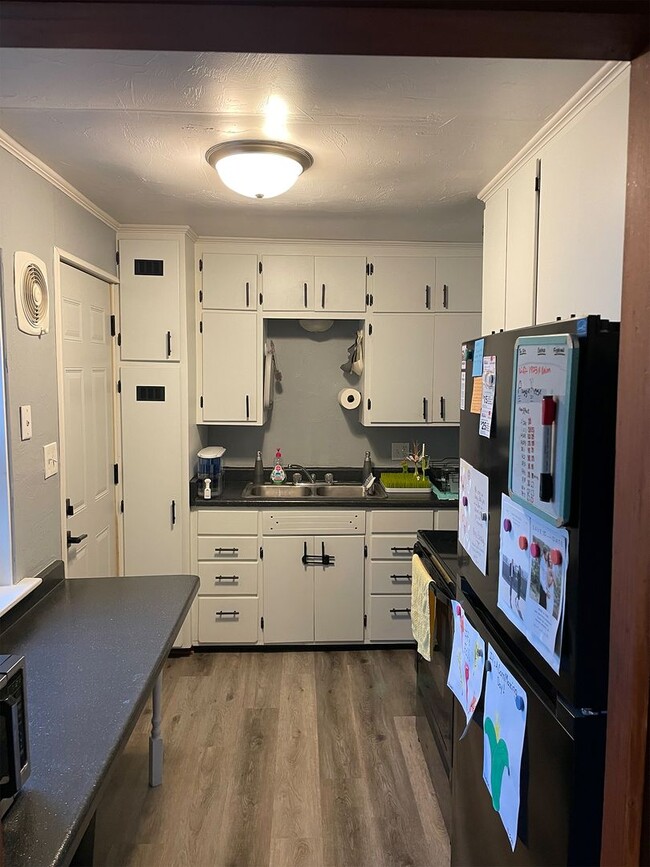 Building Photo - "Discover Your Ideal Home: Charming 3-Bedroom Residence in the Heart of Appleton, WI!"