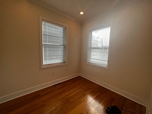 Building Photo - Lavish 5 BR/4 BA Townhome in Petworth!